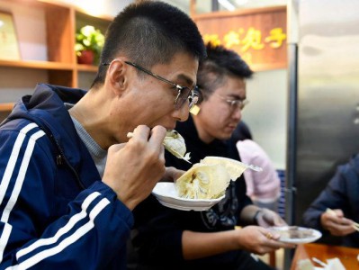 健康警示：饥饿入睡危害多，胃酸伤胃睡眠浅代谢降，专家建议合理进食