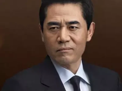 69岁陈宝国现身上海参加白玉兰论坛,走路看不见脖子,疑似中风