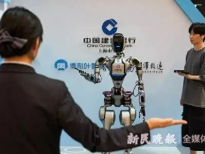 机器人银行大堂经理接受“上岗培训”她们是最漂亮的女明星