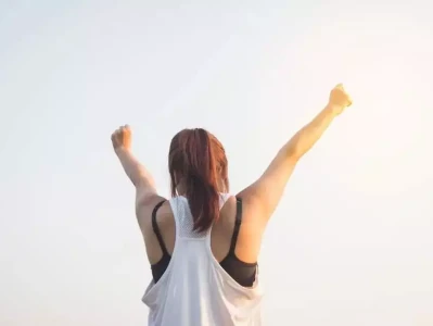 研究发现：这个时间段运动，长个儿效果最好！山东女子穿婚纱当街卖自己，只为给垂危丈夫筹钱，女子：别无选择