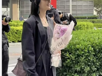 谢娜李小冉逛街被偶遇,揽腰互动关系超亲密谁能想到?李鸿章女儿嫁给老大臣后,培育出名人