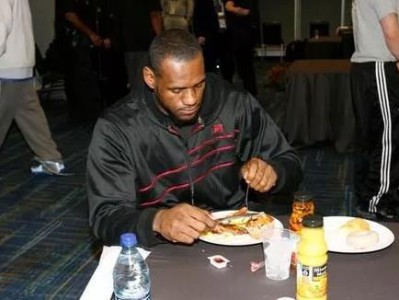 NBA球星都喜欢哪些食物？他们的食谱都很健康吗？