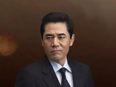 69岁陈宝国来到上海参加白玉兰论坛,脖子缩短走路拖腿也许中风过