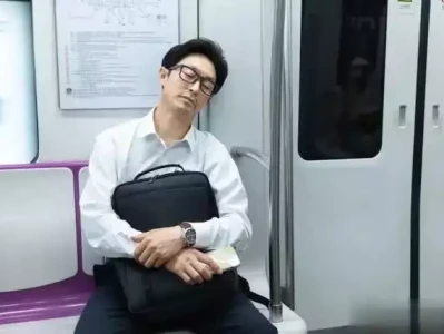 长期睡眠不足,身体会垮?年轻人躺平式熬夜到底行不行?被猫赶走,熊为什么那么怂?这么怂的熊是如何杀死老虎的?