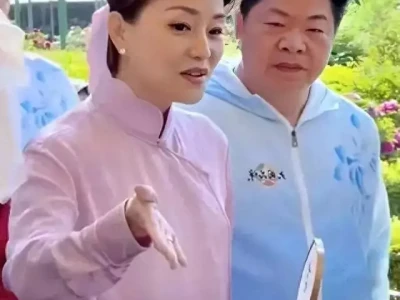 56岁杨澜素颜现身洛阳赏花,央视美女主持属她抗老,董卿也难比上