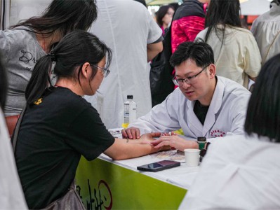 江西南昌:中医夜市点亮健康生活