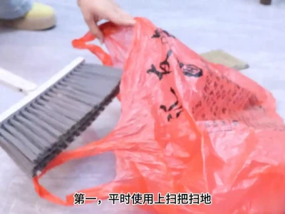 地上掉发难清洁?教你清洁技巧,轻轻一扫就干净