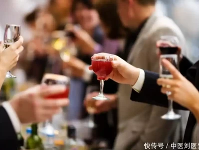 偶尔喝一点酒，但不喝多，有益于心血管健康？研究给出了解释1956年，马鸿逵仓皇逃到美国，每天胡吃海喝，体重近200公斤