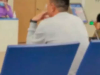 天津一医院内男子呼吸科旁吸烟 无视劝阻引众怒驸马：我爹若想称帝轻而易主，公主连夜进宫告密，皇帝：他没说错