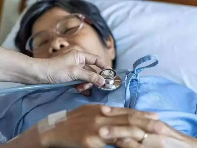 为何癌症至今未被攻克？医生揭示真相，早知道早受益哇！53岁袁立现身巴黎又瘦又美难辨认，小11岁老公相伴超幸福