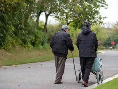 每天走路算运动吗？达到这标准益处翻倍，关键在3点当顶流光环褪去，暴瘦驼背的鹿晗还能撑起内娱舞台吗？