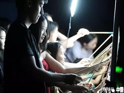 中国通讯社 5·20 表达性艺术疗愈展演在成都市文化馆温情上演“韦神女友回来了？”王虹现身北大数学讲座，韦神端坐第一排