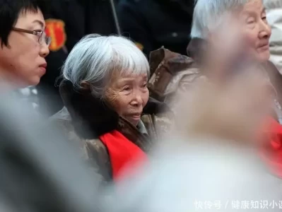 普通人活到几岁是长寿？别太贪心，活到这个岁数就很长命了黄多多和孙莉首尔街头被偶遇，去拍人生四格，一头卷发自带氛围感