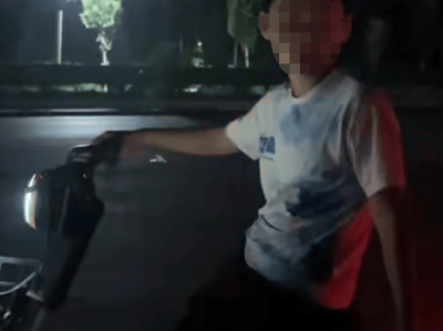 河南一男子晚上开车回家，骑夜路小男孩说“想蹭个灯”，一路温柔尾随护送