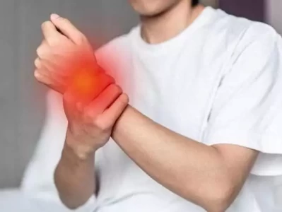 痛风危害健康是“大骗局”？高尿酸不伤身真相揭秘白色紧身牛仔裤配高跟鞋，让气质更加靓丽，展现好身材