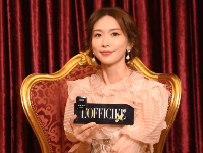 50岁林志玲穿粉裙颁奖，回应如何保持年轻状态：乐观心情、多运动、饮食均衡