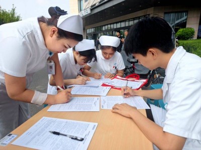 长春国文医院医务工作者组团献血 为生命“续航”