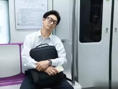 长期睡眠不足，身体会垮？年轻人躺平式熬夜到底行不行？被猫赶走，熊为什么那么怂？这么怂的熊是如何杀死老虎的？