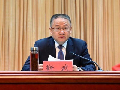 主持警示教育大会1天后，县委书记靳武官宣落马