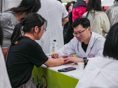 江西南昌：中医夜市点亮健康生活