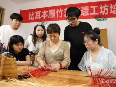 直播助农、健康义诊、扮靓街巷……青年学子暑期返乡服务桑梓94岁杨少华高温天气被推去剪彩，下午就去世了，家属评论区沦陷