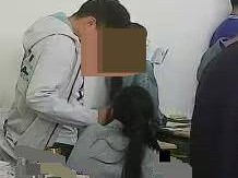 云南会泽一高中男老师被疑对女学生有搭肩摸脸等越矩行为，学校：已与其解除人事关系