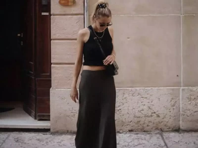 裙子配运动鞋，穿出不一样的风采，怎么搭都好看