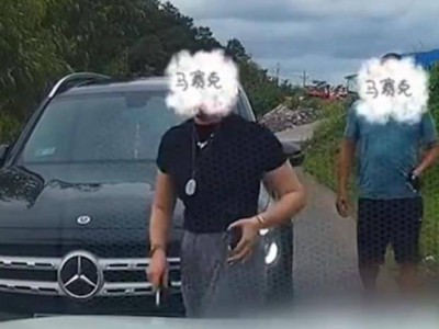 “亮证逼迫让路”奔驰女被曝亮的是假证，律师：伪造国家机关证件，情节严重可能触犯刑法