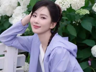 收藏！38岁刘诗诗户外大片同款防晒衣，这样选准没错她是央视“最美国脸”，嫁大11岁清华教授，如今家庭事业双丰收