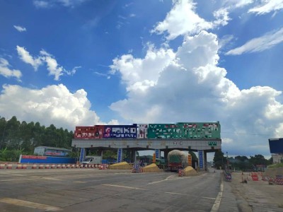 广西一收费站超期收费引争议，公司：贷款未清延期至明年；此前被指设限宽墩防绕道逃费