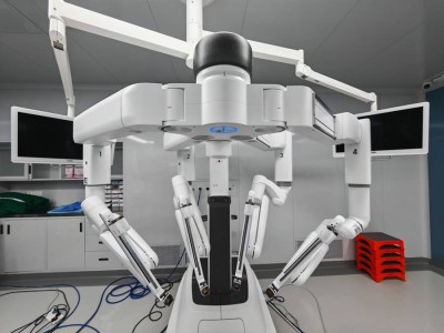 新民·健康新知｜驾驭手术机器人，外科医生与科技的微妙博弈