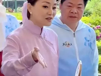 56岁杨澜素颜现身洛阳赏花，央视美女主持属她抗老，董卿也难比上