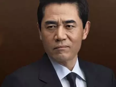 69岁陈宝国现身上海参加白玉兰论坛，走路看不见脖子，疑似中风