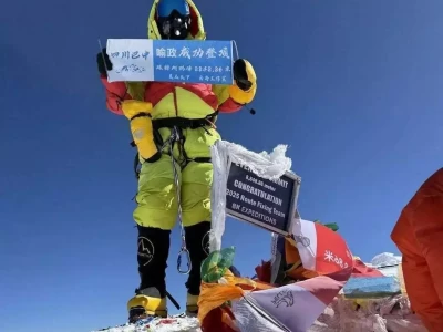 95后小伙成功登顶珠峰！事前经过多次训练，戒烟戒酒半年肠癌不痛不痒？医生告诫：若起床常有这些表现，尽早去做肠镜