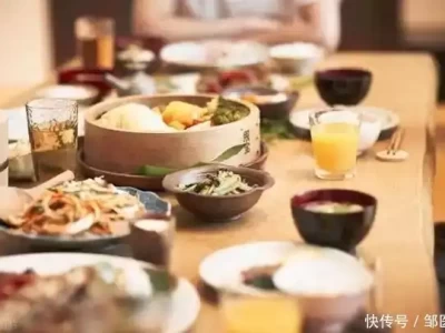 一天两顿饭和一天三顿饭，哪种更健康？一日三餐，哪顿饭更重要？“韦神女友回来了？”王虹现身北大数学讲座，韦神端坐第一排