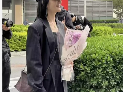 谢娜李小冉逛街被偶遇，揽腰互动关系超亲密谁能想到？李鸿章女儿嫁给老大臣后，培育出名人