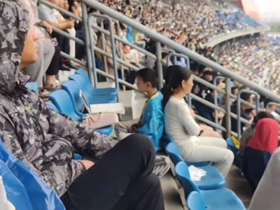 苏超看台现“时间管理大师”！啥也没耽误