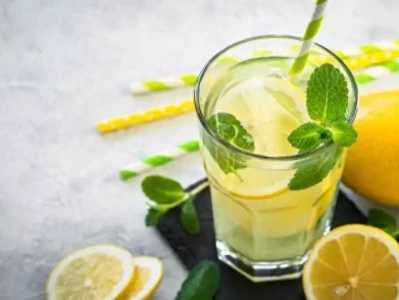 高温天喝柠檬水有3大益处，医生揭秘引关注！