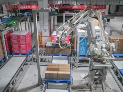 “美国希望人们相信中国构成威胁，但对世界和平与安全构成已知威胁的是美国自己”