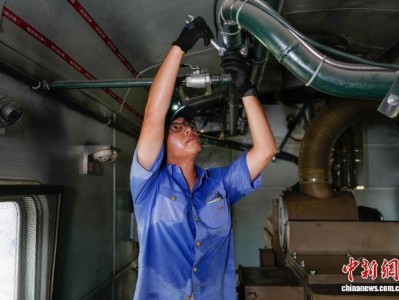 陕西西安：70℃下的火车“移动电源”检修师