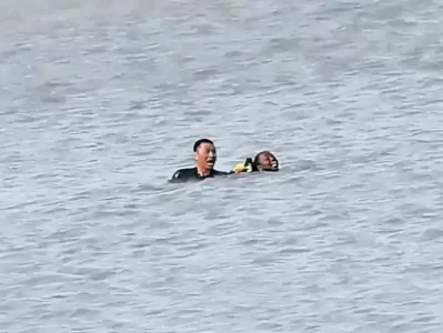 38岁山东医生张军桥在非洲勇救落水者牺牲，曾带妻女“摆摊”教授急救知识娱乐圈又丢人！驰援贵州洪水名单曝光，年入上亿明星，全输给网红