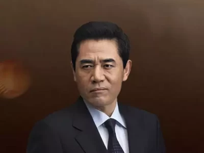 69岁陈宝国来到上海参加白玉兰论坛，脖子缩短走路拖腿可能中风过