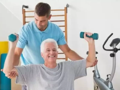 中年人的逆袭秘籍：为啥力量训练是关键一步？王毅深夜连打两个电话，对以色列语气强硬，中国无法坐视伊朗倒下