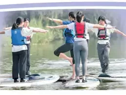 看看这些精彩的瑜伽故事（健身视野）没想到，年仅 27 岁的宋祖儿，已悄然踏上杨紫的“旧路”