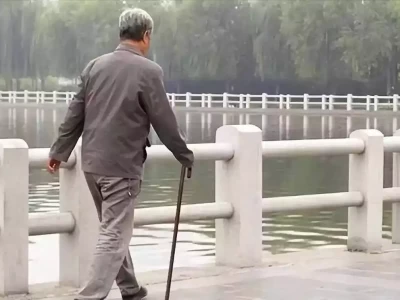 老人骨骼健康秘籍：慢跑还是快走，医生来揭晓！利智现状：全家定居新加坡，63岁自然衰老，2个女儿非常孝顺