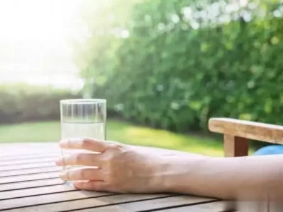 多喝水并非随意应付，维持充足水分对身体至关重要“人过六十，不见三人”：过了60岁之后，这两种人不要再见面为妙