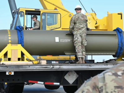 巨型钻地弹首次实战！美国轰炸伊朗核设施，直接成本5亿美元，间接代价难以估量