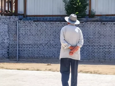 为什么有些人走路习惯背着手？医生：确实有好处！诸葛亮一生机关算尽，却没算出自己的孙子给司马家卖命去了