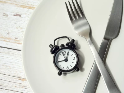 间歇性禁食≠无代价减肥 它可能让你变秃→“韦神女友回来了？”王虹现身北大数学讲座，韦神端坐第一排