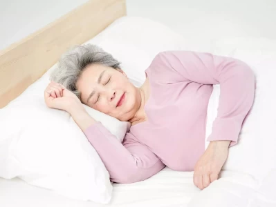 冠心病人的正确睡觉方法女大学生｜公园拍照